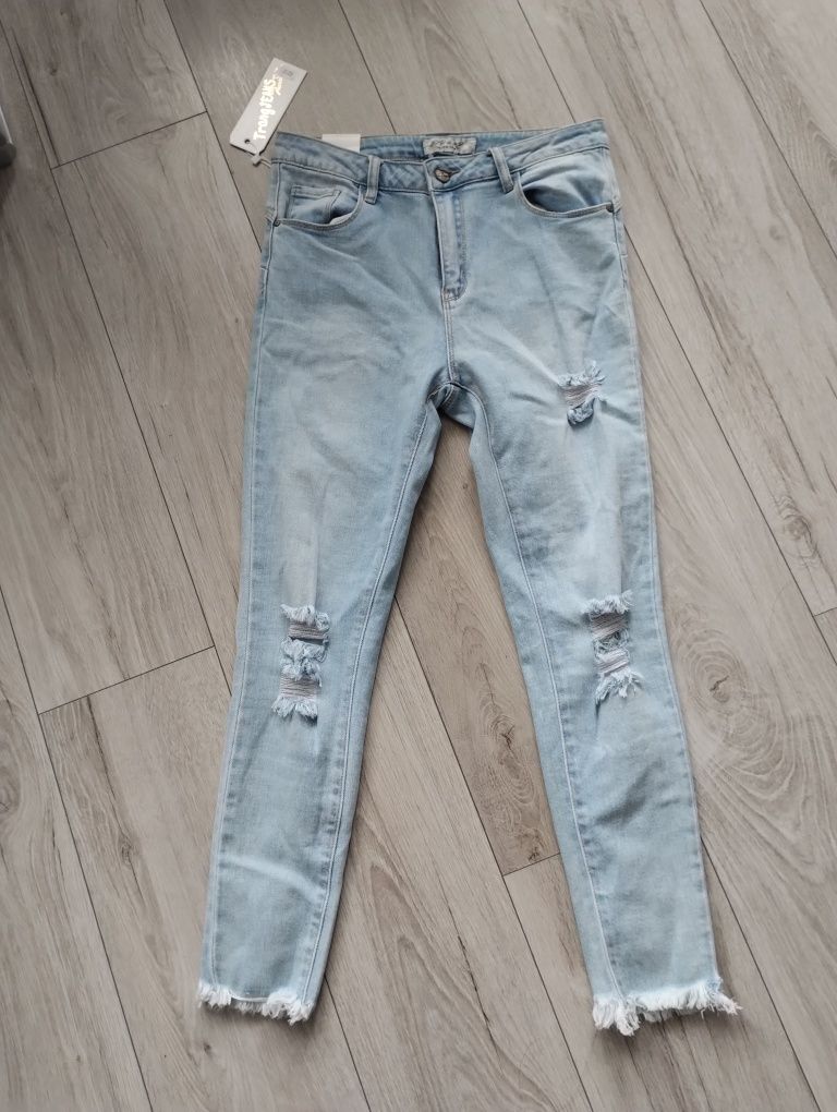 Spodnie jeans dziury na pupie