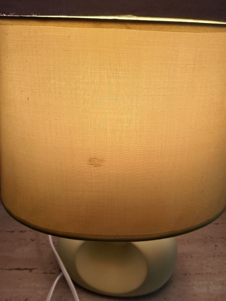 Ładna lampka w żółtym kolorze.