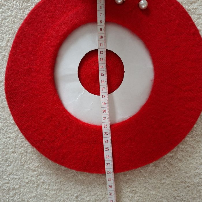 Nowy beret z ozdobnymi perełkami