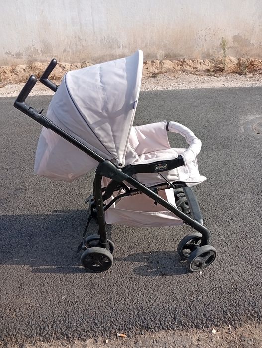 Carrinho de bebé Chicco com alcofa e malote