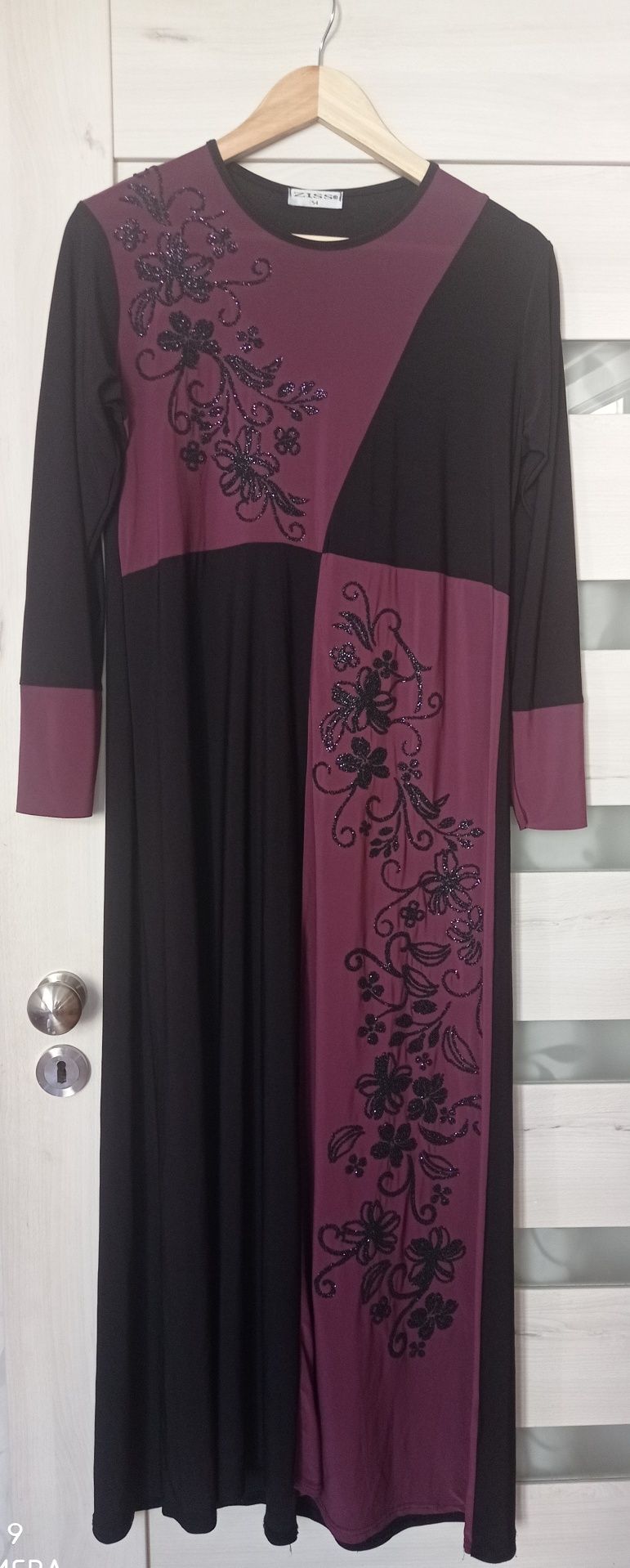 Suknia rozmiar 54 ciemny fiolet i czarny. Wzór z drobnych koralików.