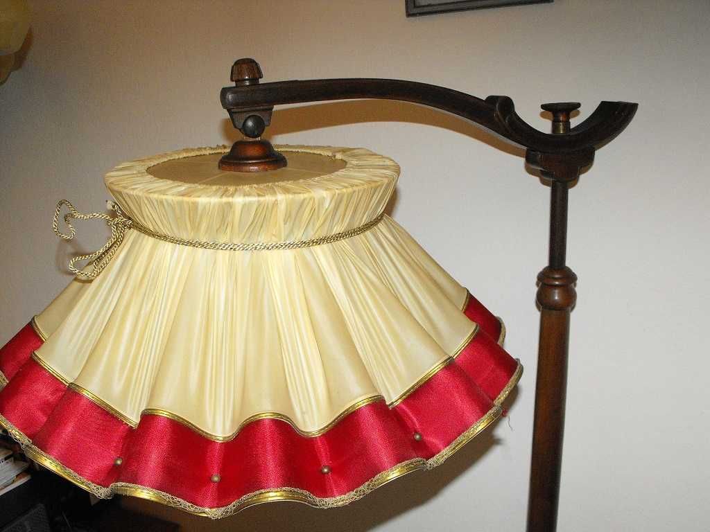 Okazała, drewniana lampa podłogowa ze stolikiem