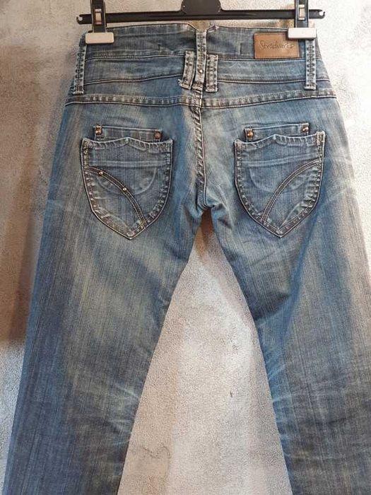 600 Dżinsy Stradivarius rozmiar 27/32