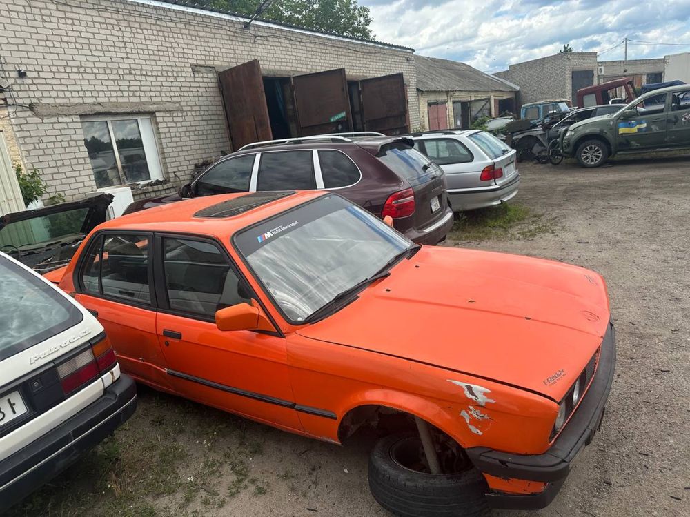 Помаранчева  bmw E30 324TD