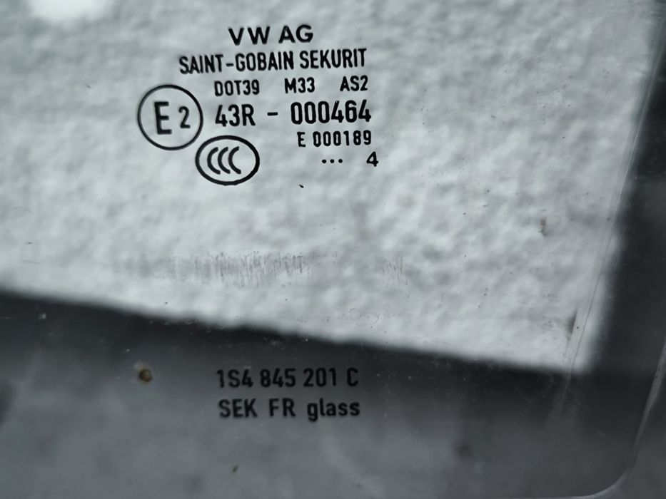 Lewa przednia szyba VW UP.