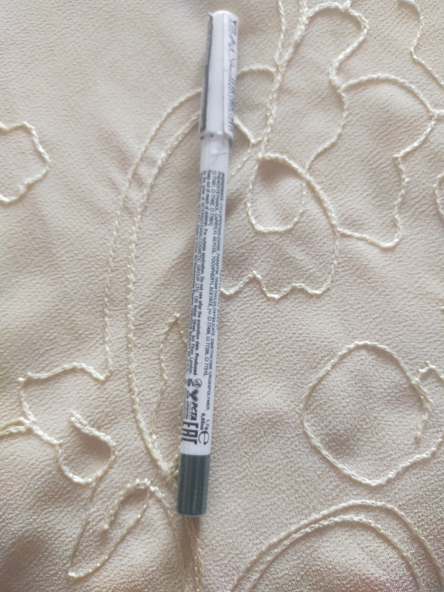 Dwie zielone kredki do oczu Lamel long lasting kajal i Essence.