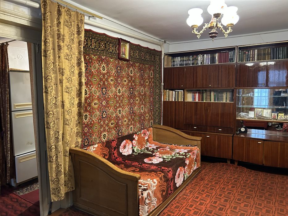 Центр, фасадна частина будинку по вулиці Юрка Тютюнника (Войкова)