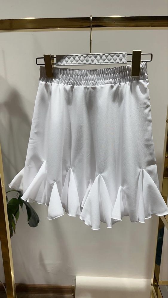 Белая юбка с рюшами