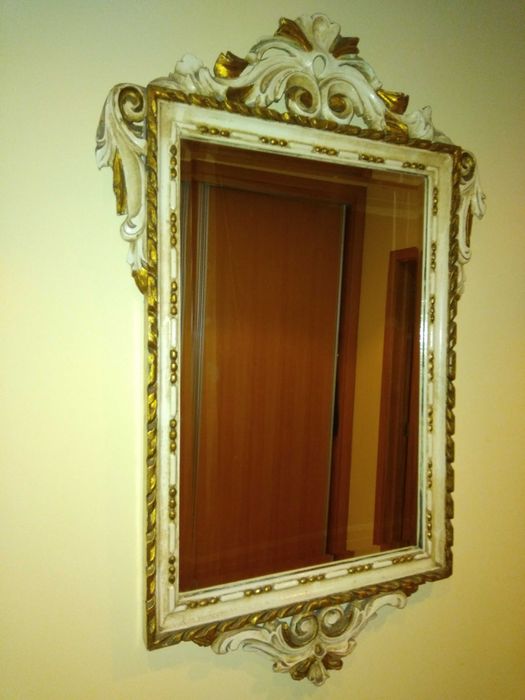 Espelho antigo lindo e sobrio. Estilo anos 70