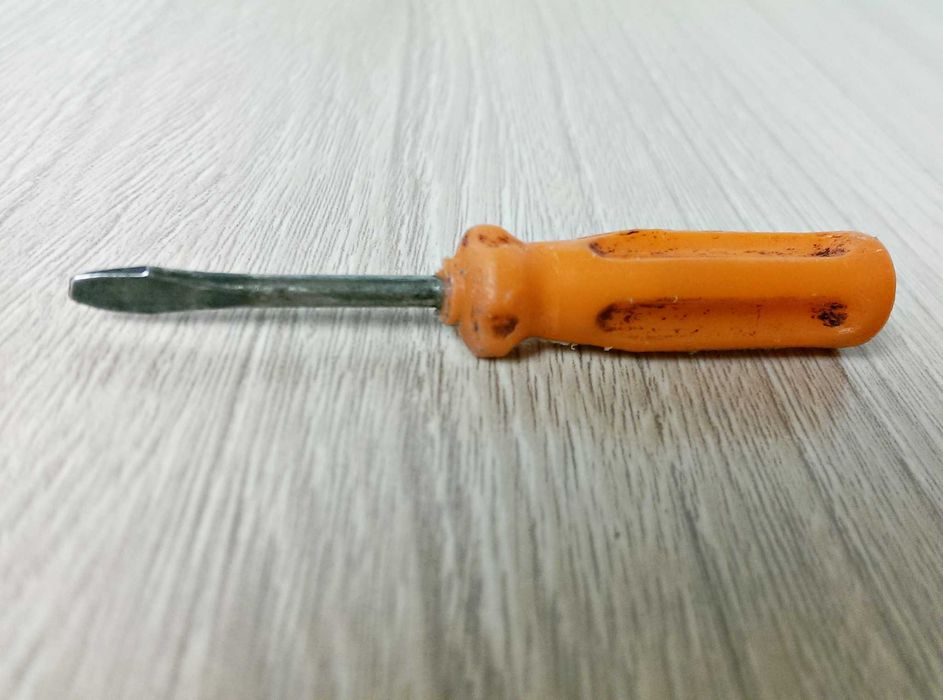 Mały stary śrubokręt płaski śrubokręcik pomarańczowy PRL 7,5 cm