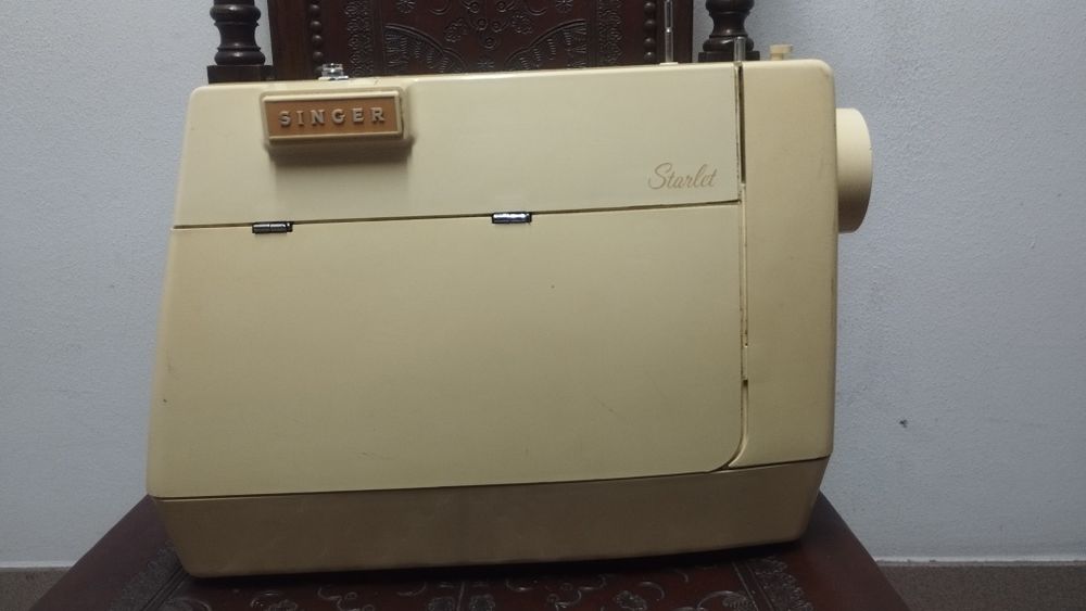 Máquina de costura Singer Starlet portátil.