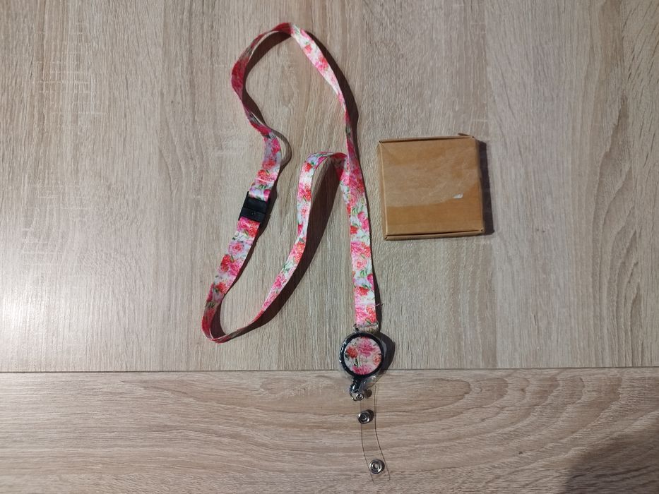 Smyczka w różowe kwiaty z retraktorem