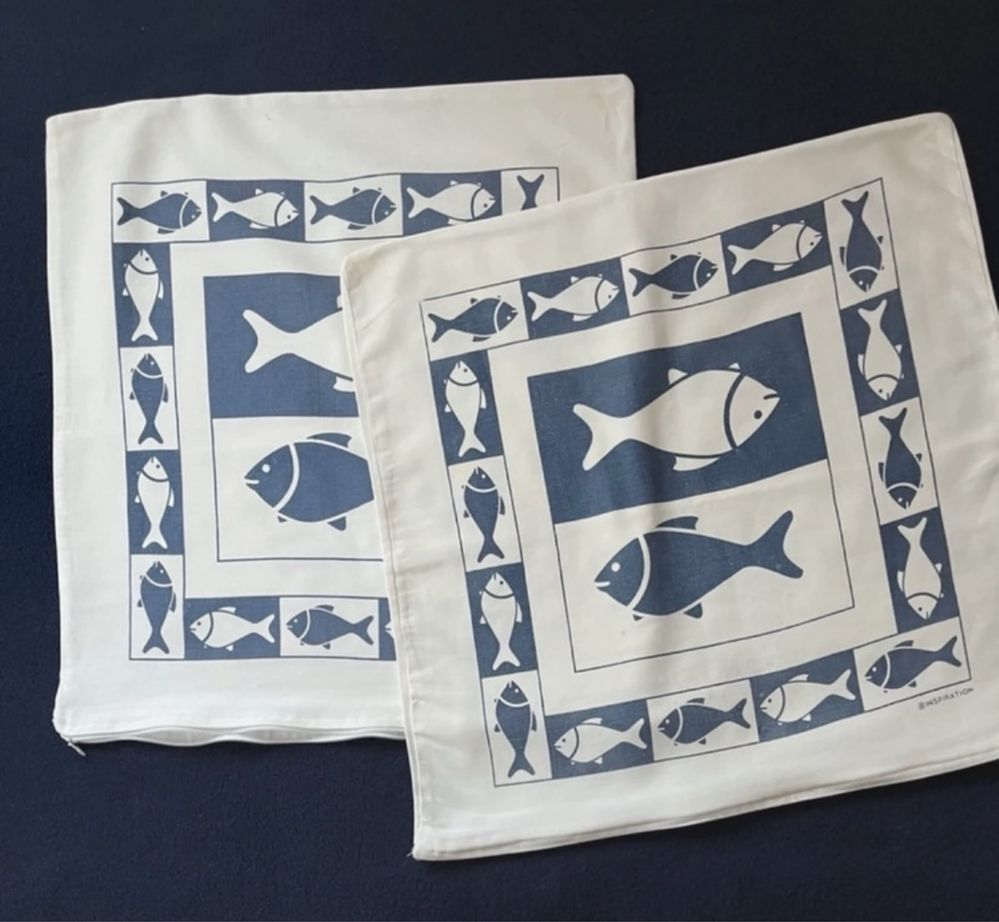 Duas fronhas com peixes azul e branco