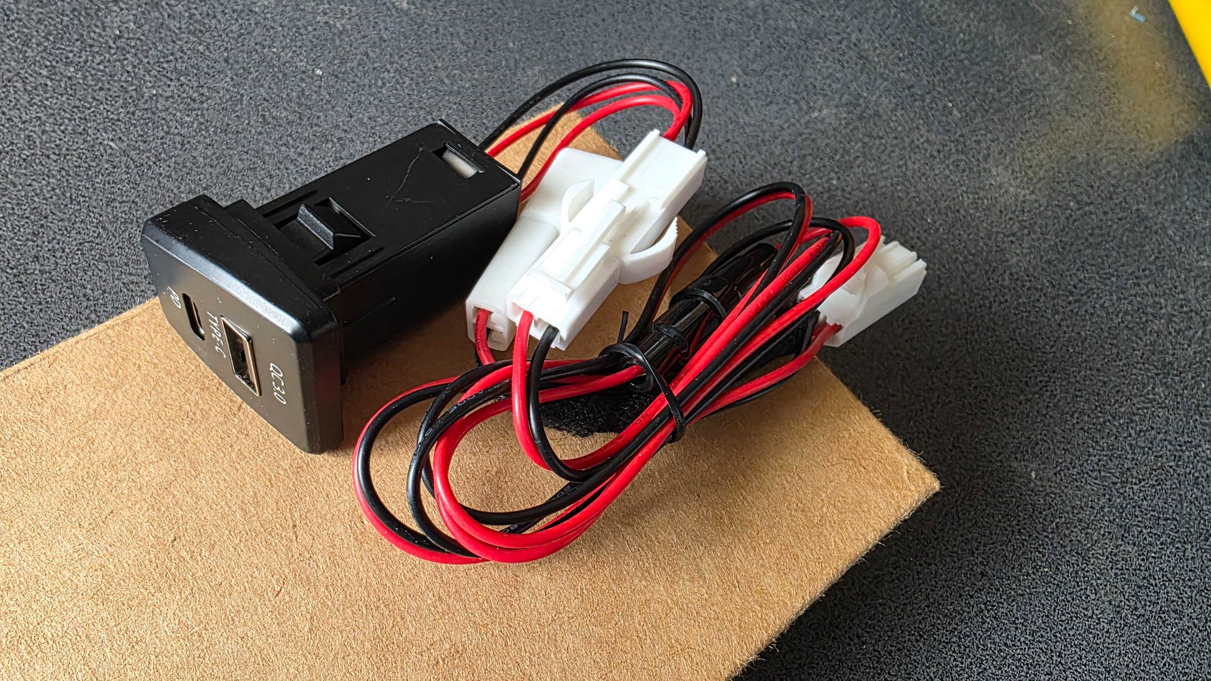 Ładowarka szybka do telefonu USB-C USB do Toyota RAV4 V samochodowa