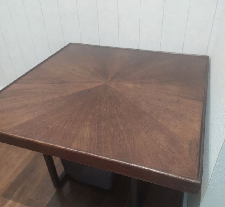 Mesa madeira com pés metalicos