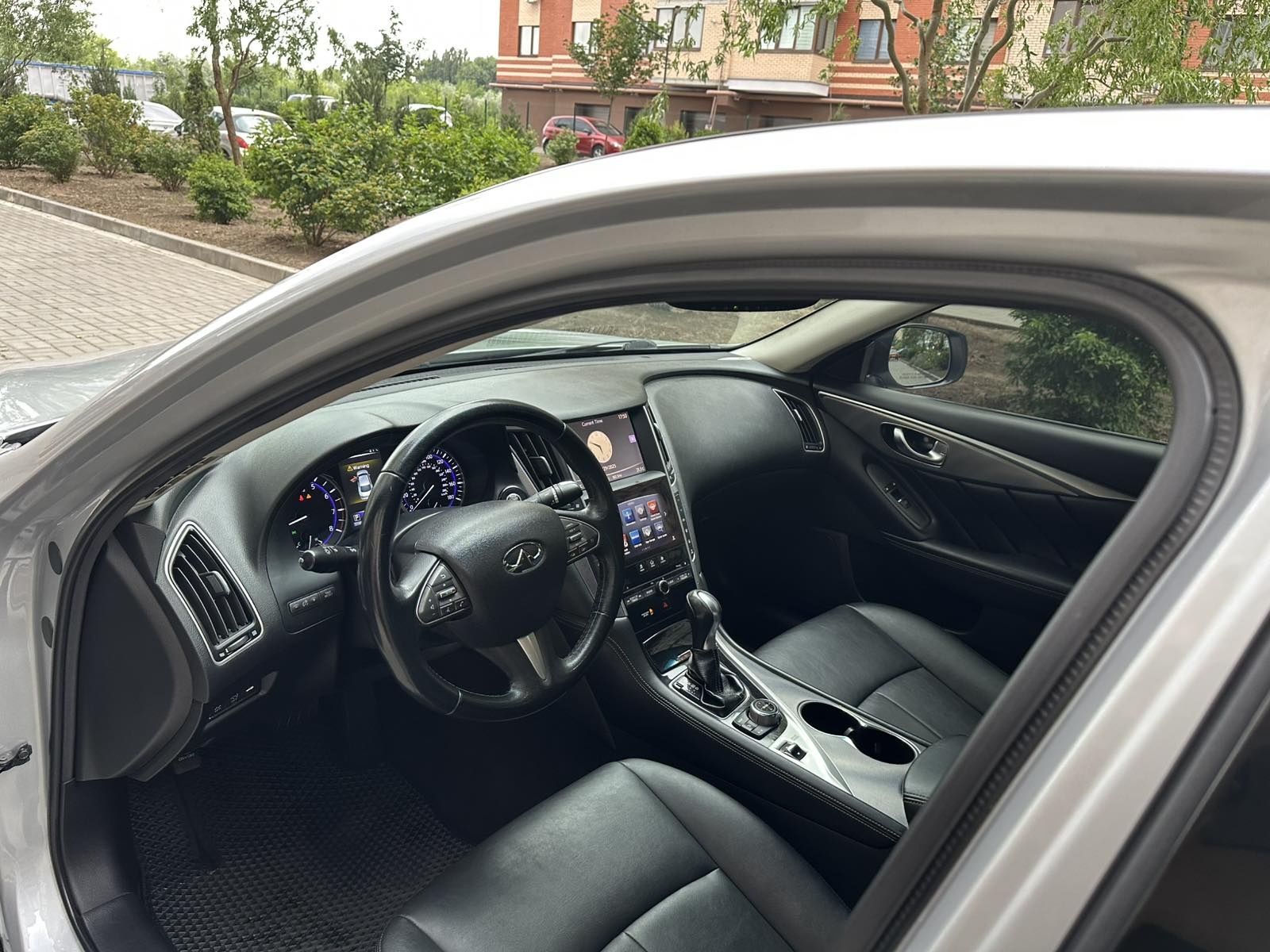 Продам Infiniti Q50 2015 год
