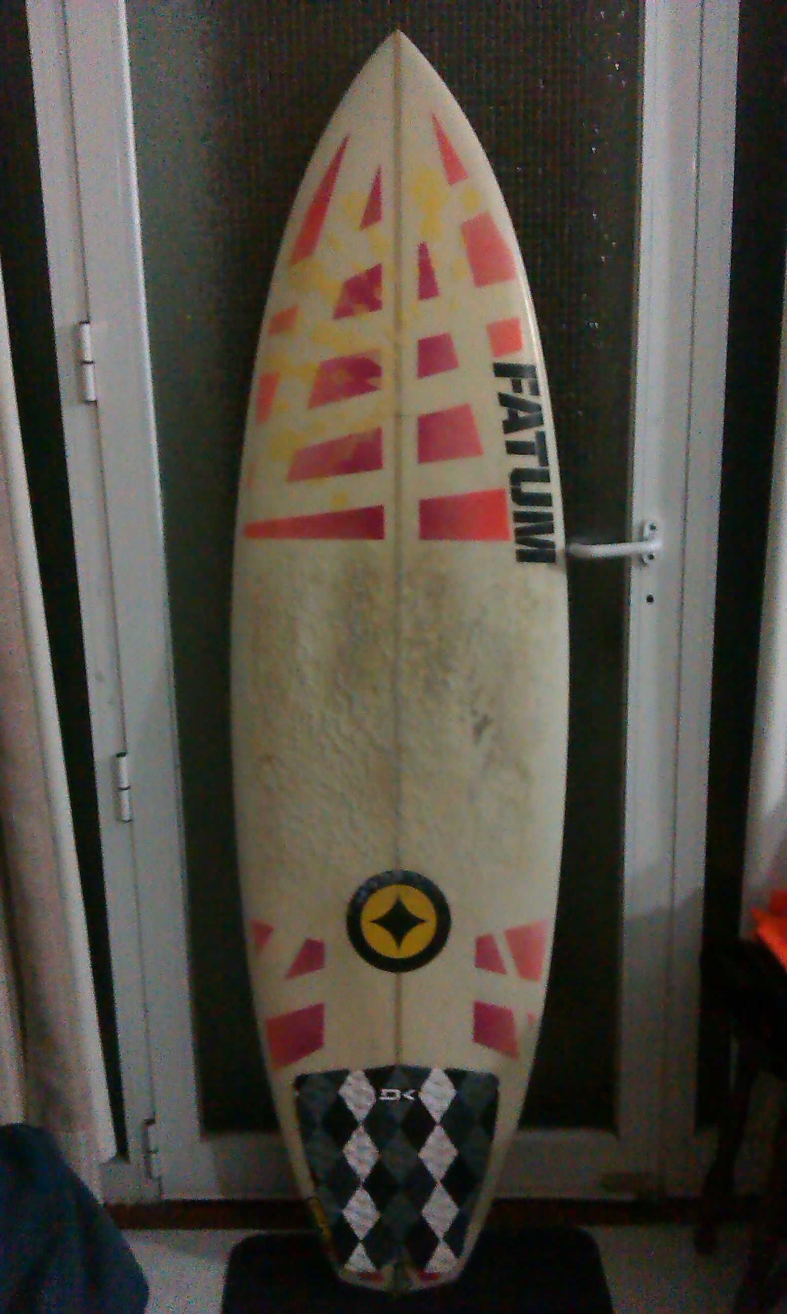 Surfboard Fatum 5´10 (aprox. 30L) com quilhas. Bom estado (7/10)