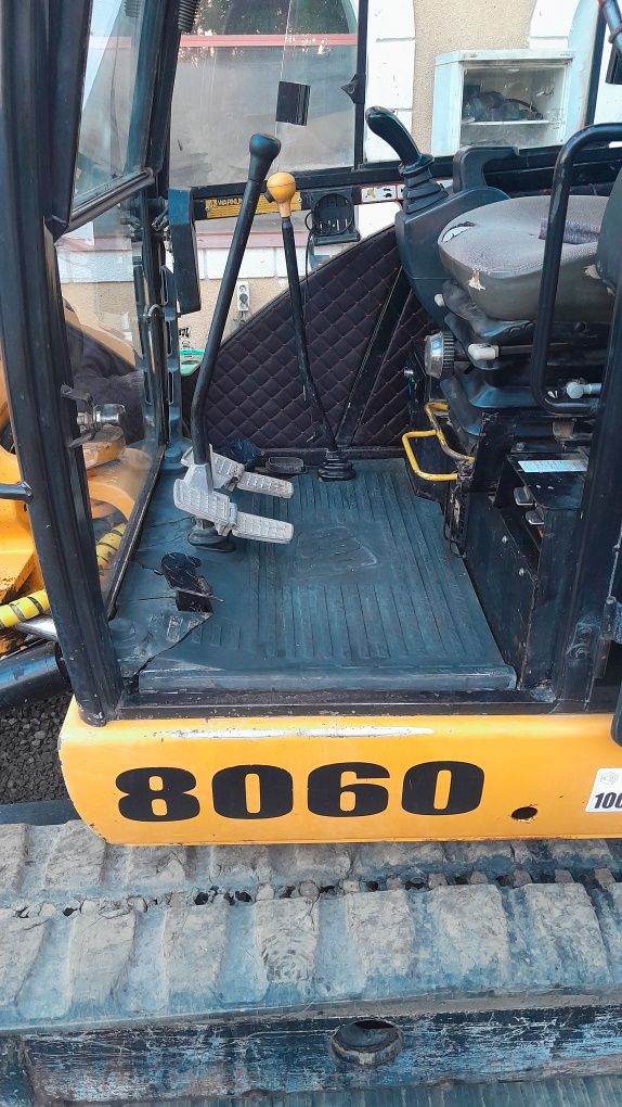 Мініекскаватор JCB
