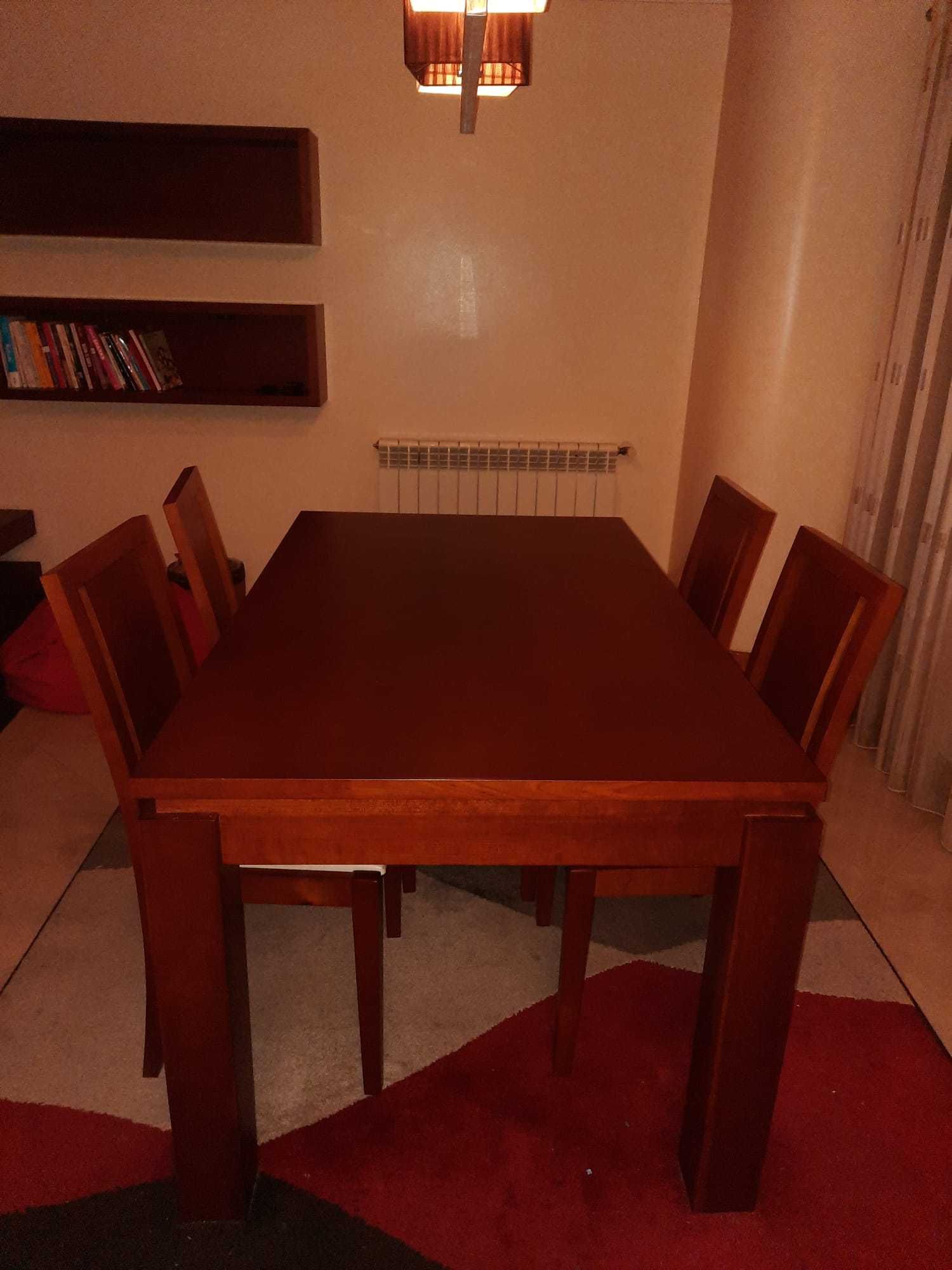 Mesa de sala com 4 cadeiras