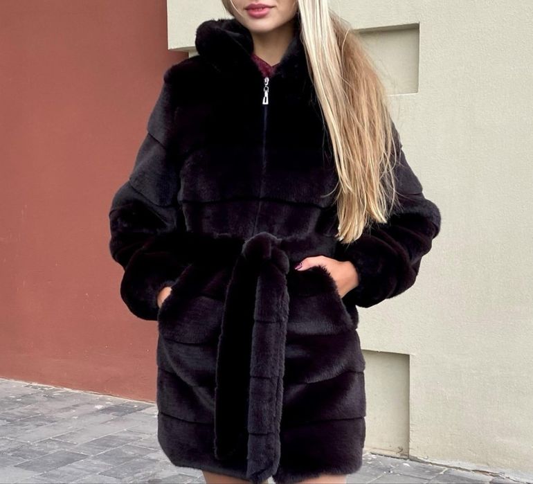 Шубка зі штучного хутра , застібка блискавка, каптур не відстібається