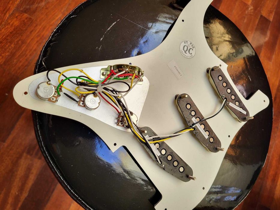 Pickguard pré-wired novo da Squier Stratocaster CV