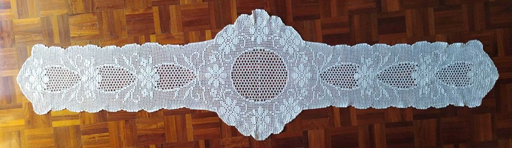 Lote de naperons e toalha em renda