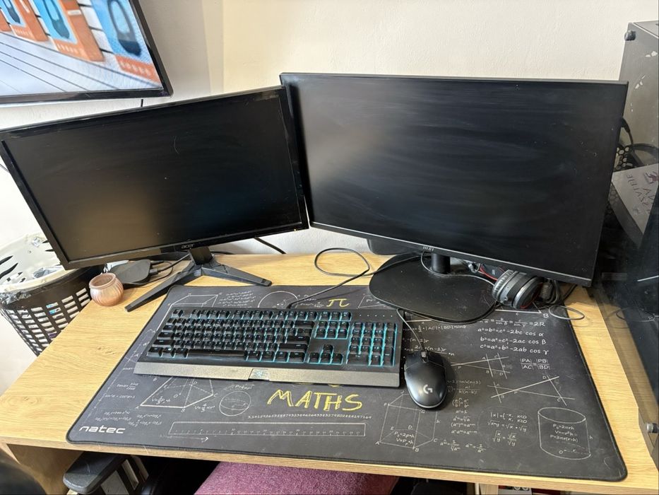 Zestaw PC dwa monitory razer logitech