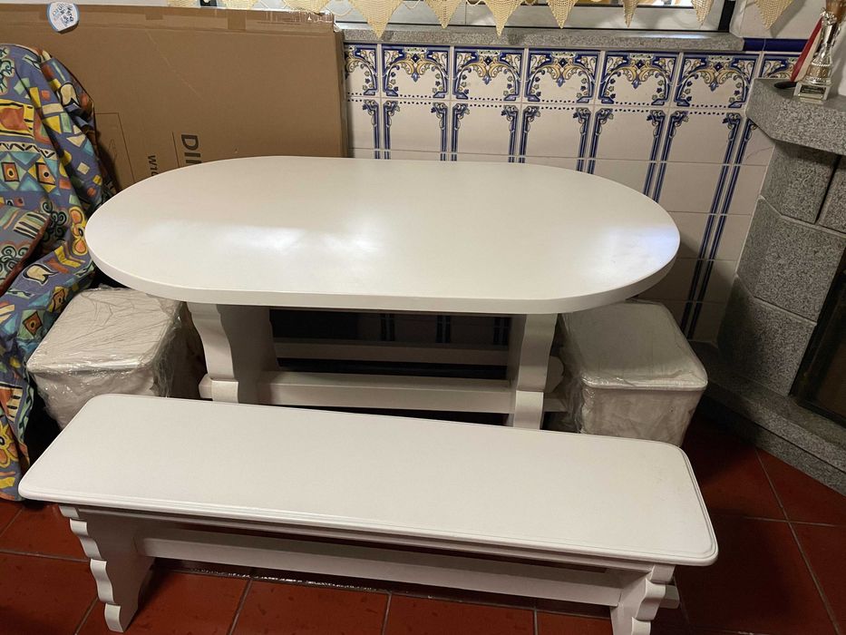 Mesa de madeira macica lacada c/bancos e cadeiras