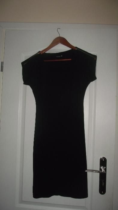 Czarna sukienka z zameczkami 32/34 Bonprix