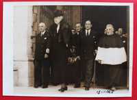 A Rainha D. Amélia visita os seus mortos em S. Vicente, 1945
