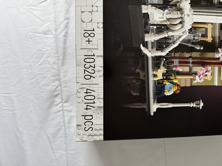 LEGO Icons #10326 - Natural History Museum