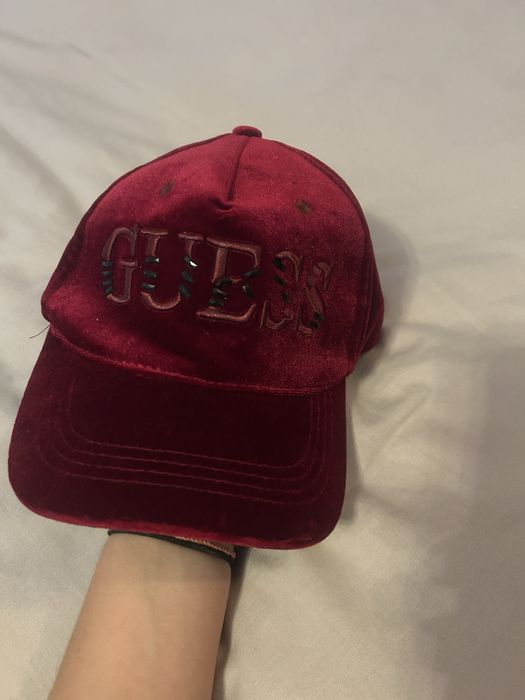 Czapka z daszkiem Guess bordowa