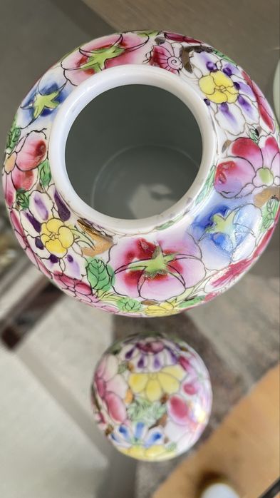 Pote de Macau motivo floral