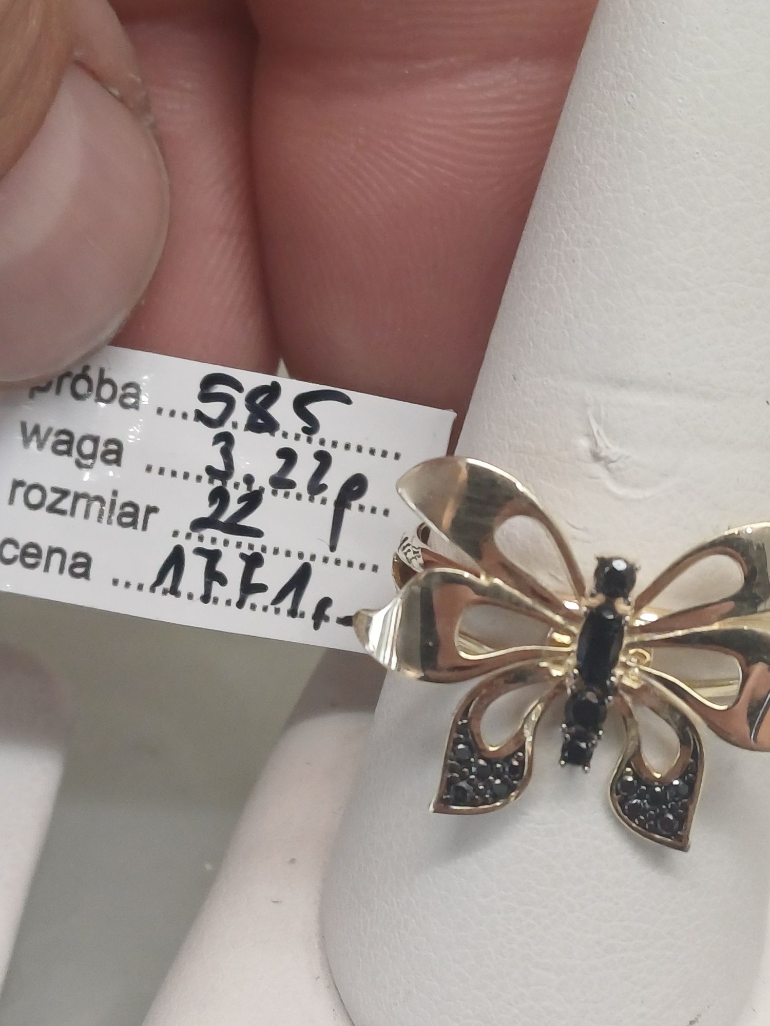 Złoty pierscionek motyl