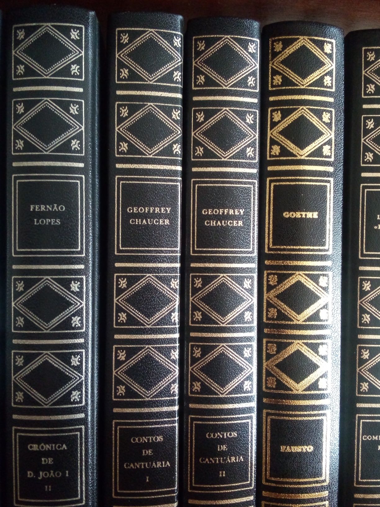 Livros capa rígida preto e dourado " Clássicos Literatura Mundial"