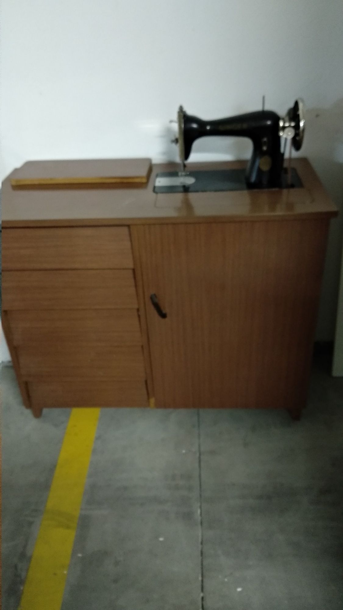 Máquina de costura Singer muito antiga