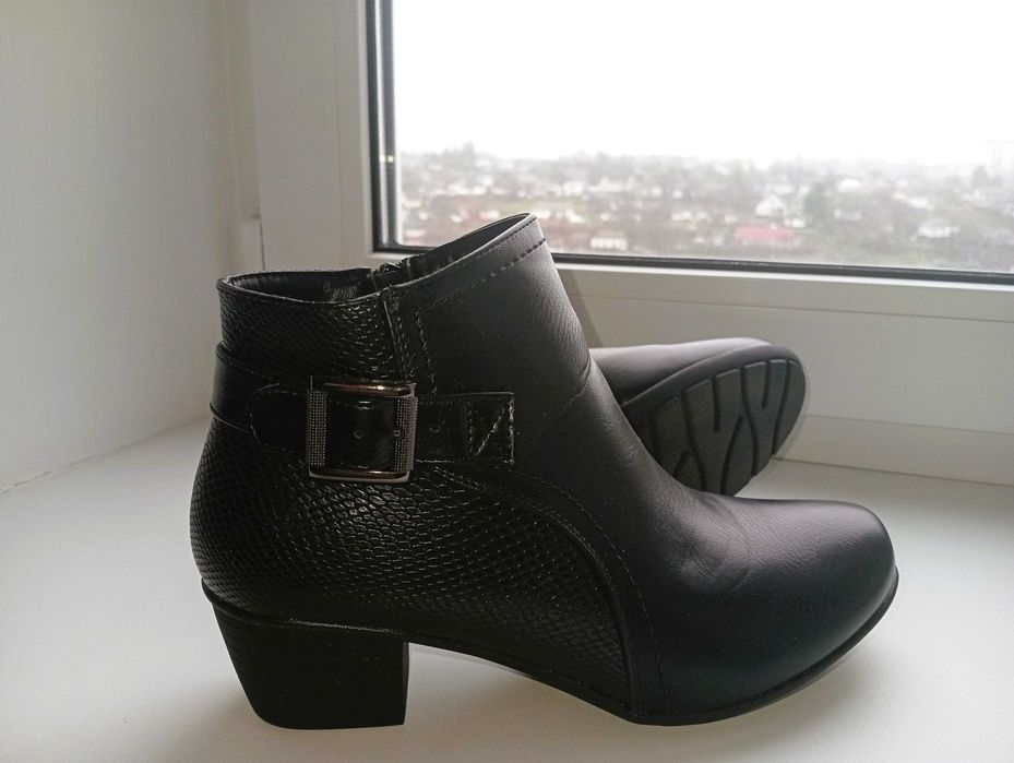 Стильні ботінки утеплені флісом, стан нових. Розмір 36