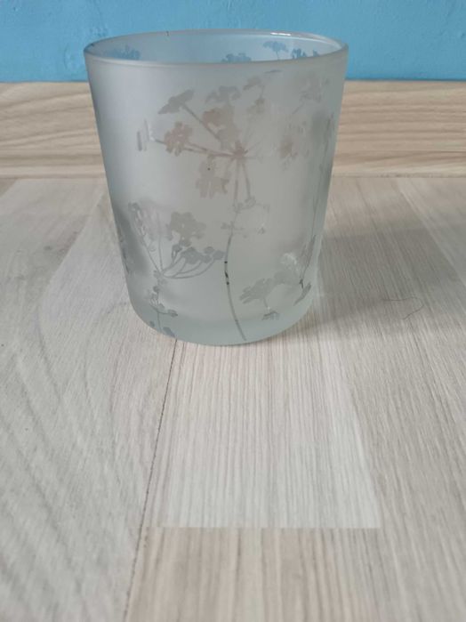 Świecznik z kwiatowym motywem