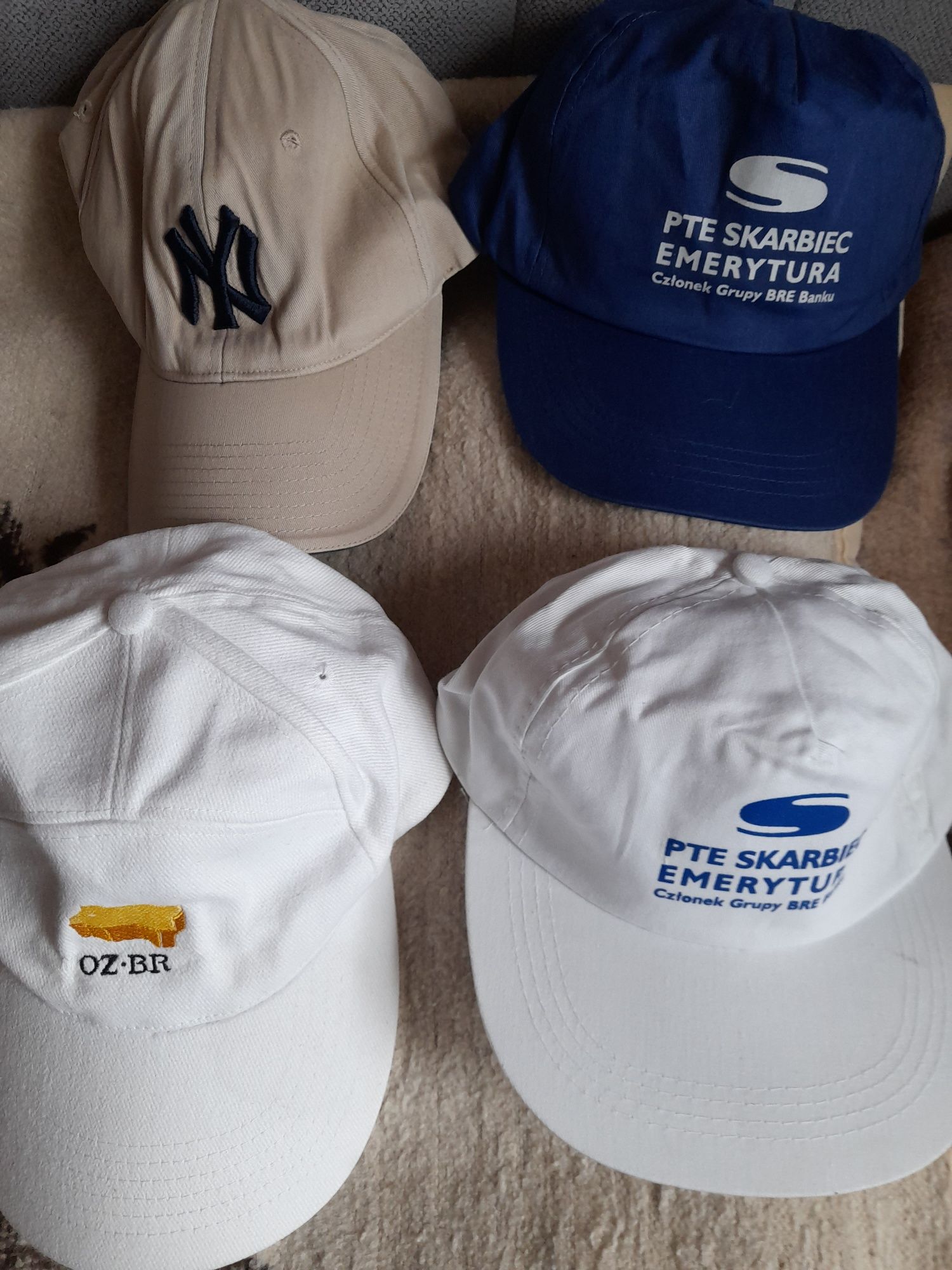 7szt-nowe czapki białe,niebieska,bezowa