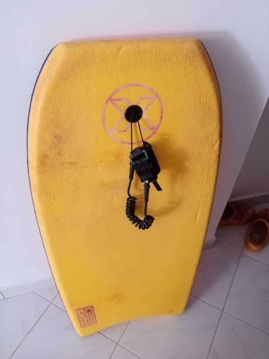Prancha de bodyboard principiante e pés de pato