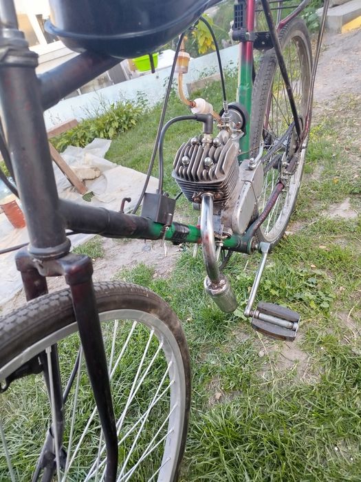 Велосипед з двигуном. Мото велосипед. Дирчик