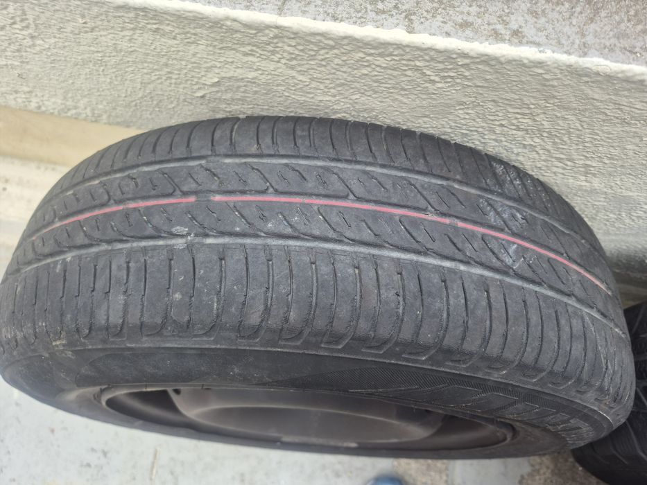 4 rodas de ferro com peneus