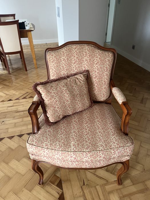 Cadeirão clássico de luxo em madeira maciça e estofo sofisticado