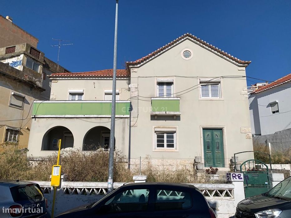 Venda de Moradia Bi-Familiar Devoluta em  Almada com Logradouro e Anex