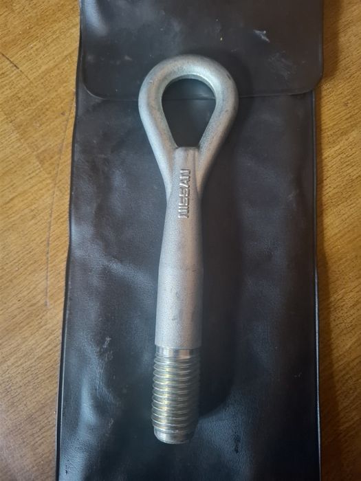 Буксировочный крюк Nissan.