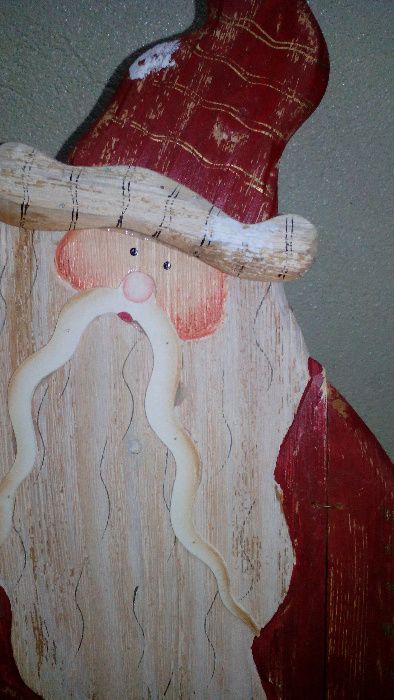 Pai Natal artesanal em madeira.