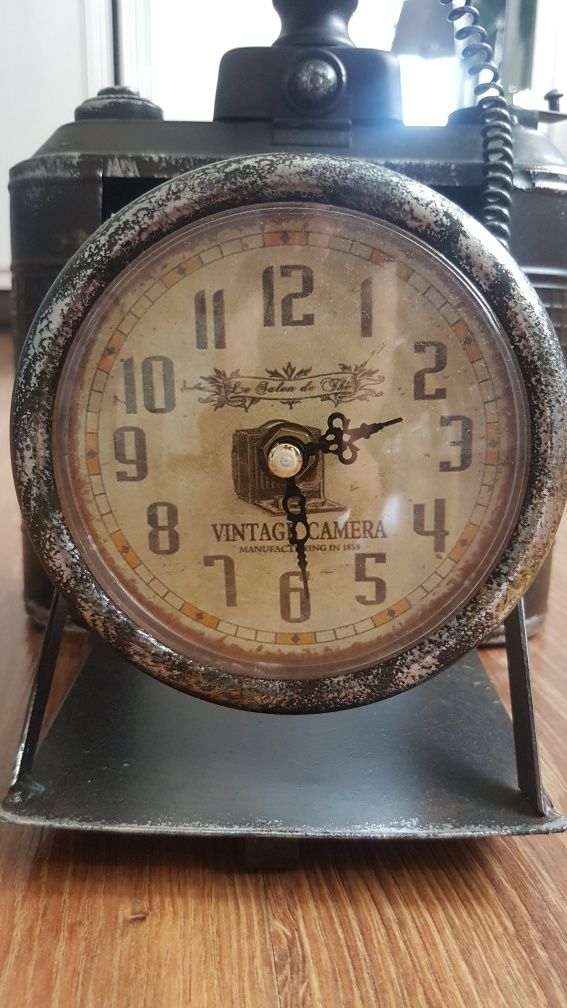 Zegar stojący jak stary aparat