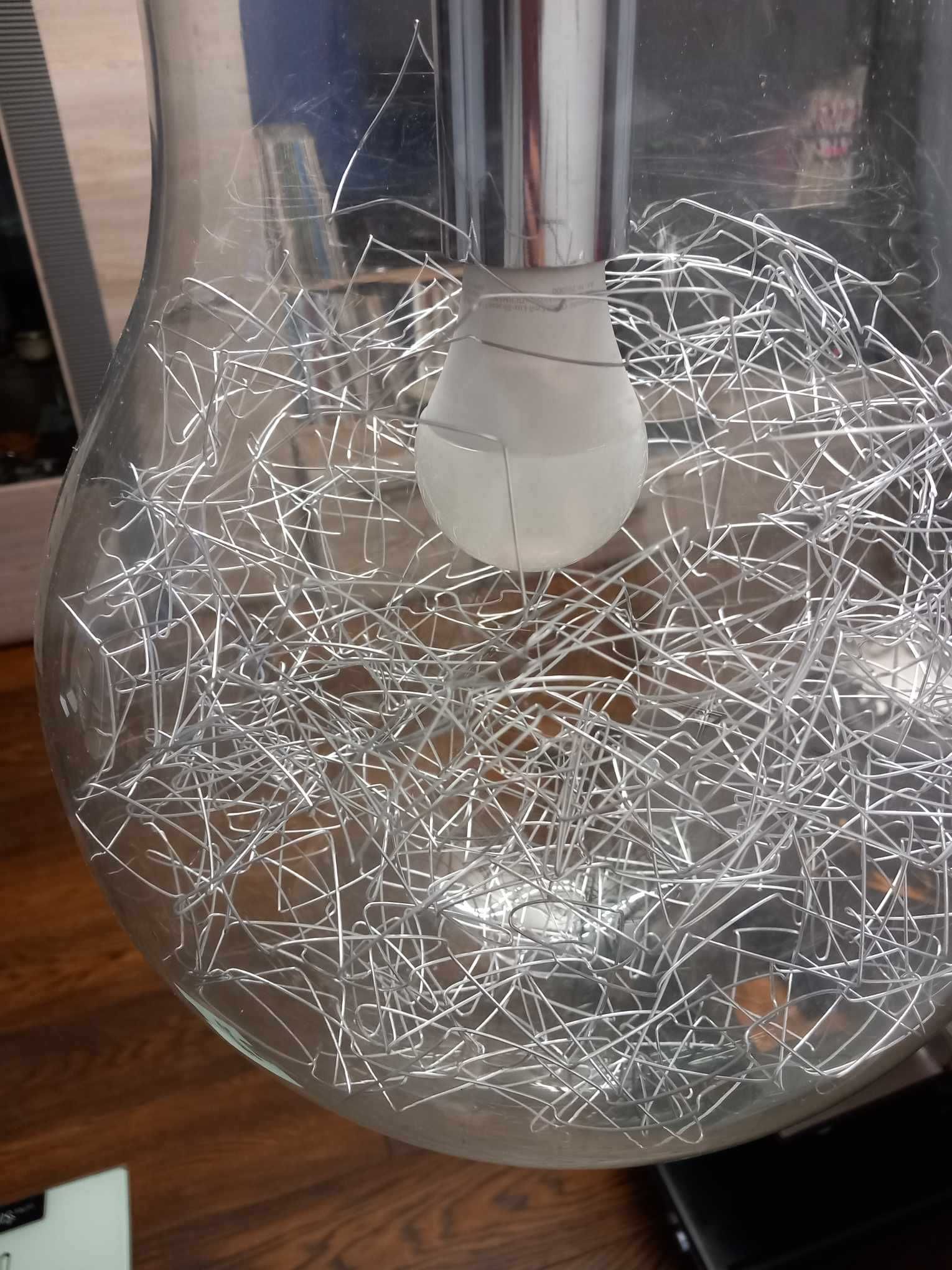 Lampa sufitowa jak duża żarówka - hit młodzieżowy!
