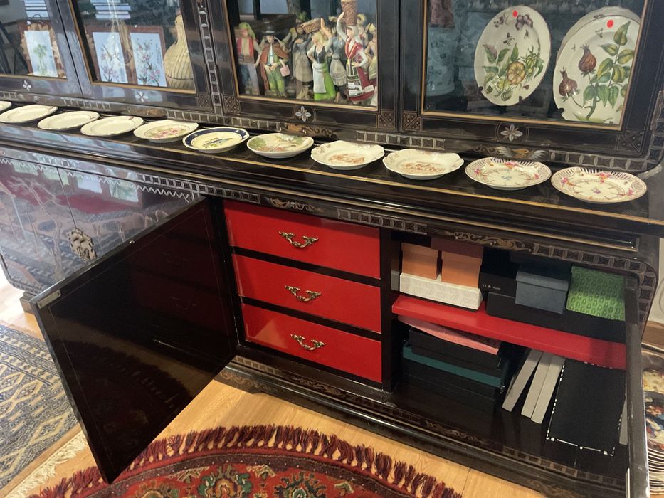 Vitrina cabine oriental lacado trabalhado 2 partes .1,98x2,00 cm