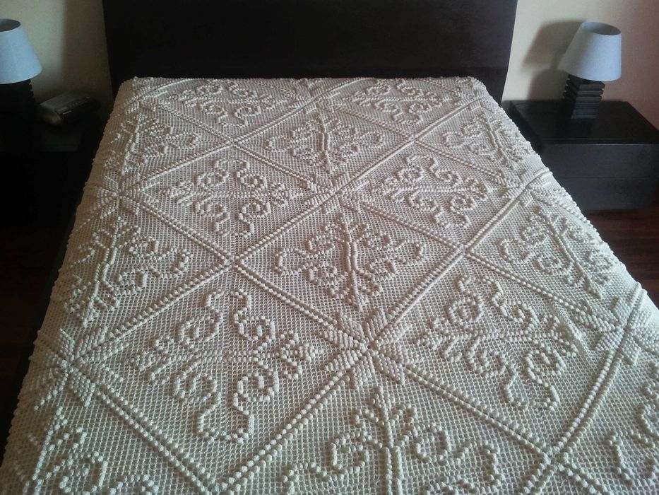 Quarto completo casal Cama, 2 mesinhas cabeceira, cómoda e espelho